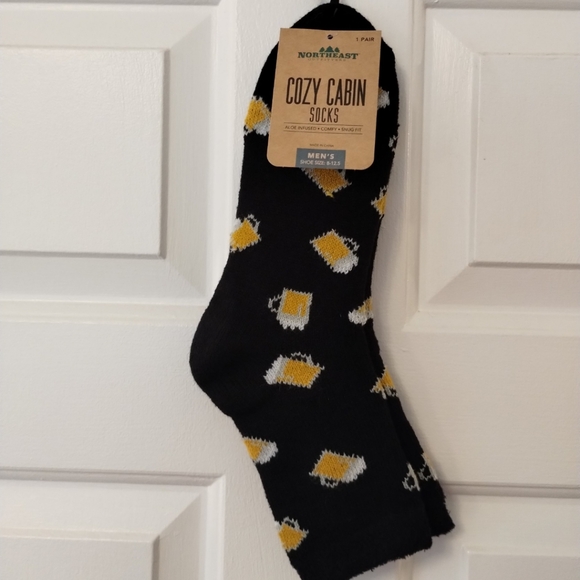 *5 for $20* Cozy Cabin beer mug socks - Picture 3 of 6